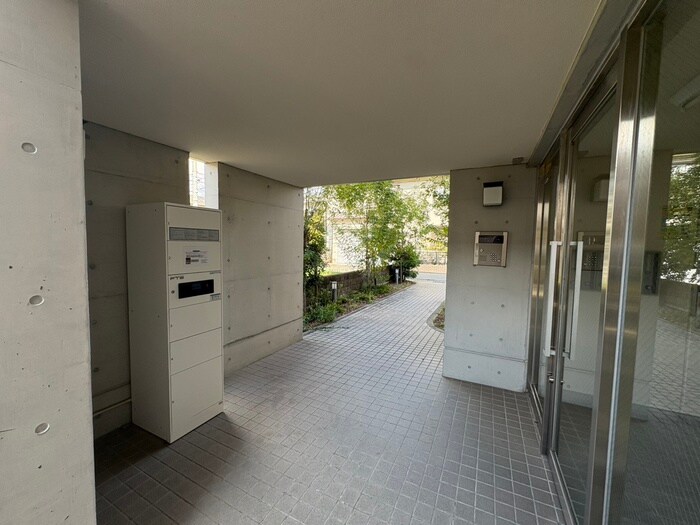 物件外観写真5　(エントランス部分)