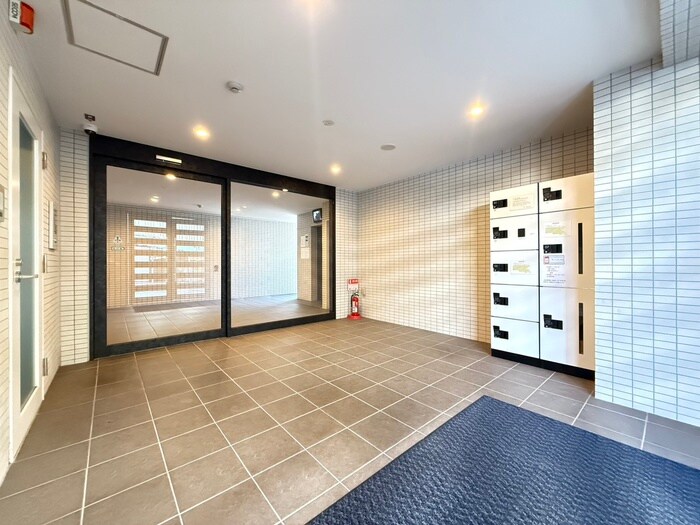 物件外観写真2　(エントランス部分)