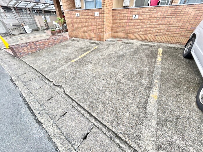 物件外観写真3　(駐車場)