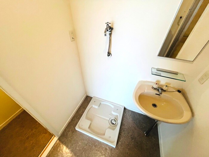 物件内観写真13　(洗濯機置場)