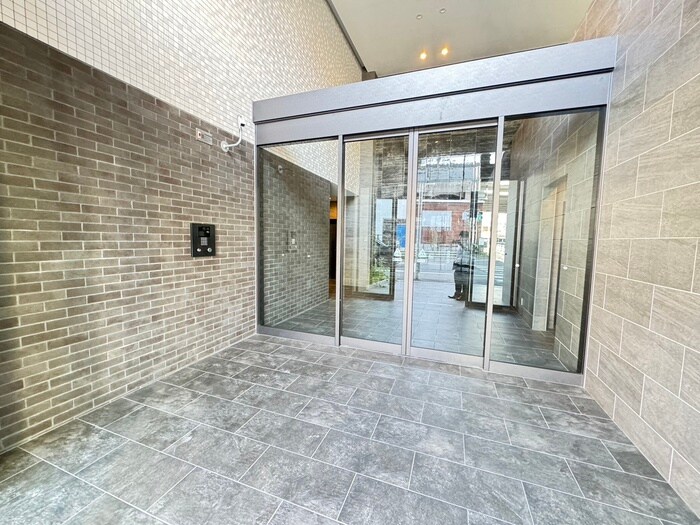 オルフェア鶴ヶ丘駅前のエントランス部分