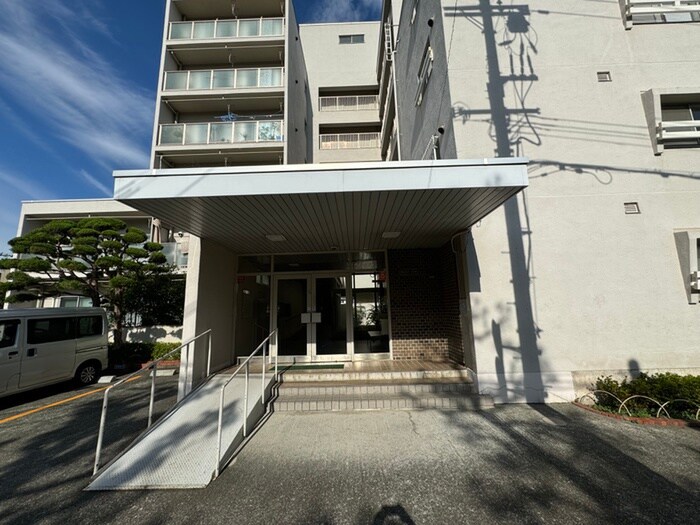 物件外観写真3　(エントランス部分)