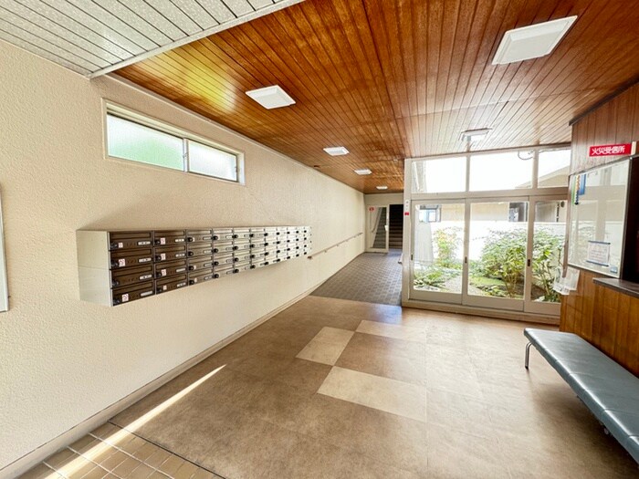 物件外観写真4　(エントランス部分)