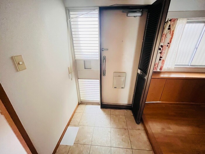 物件内観写真18　(玄関)