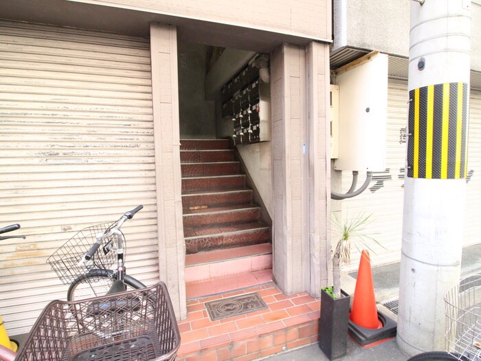 物件外観写真2　(エントランス部分)