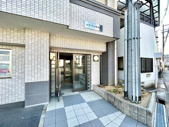 物件外観写真2　(エントランス部分)