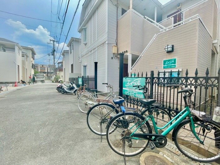 物件外観写真3　(バイク置き場)