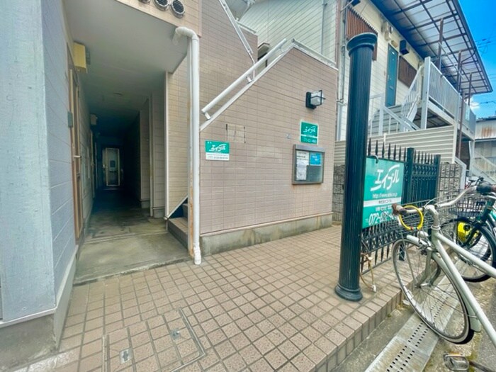 物件外観写真6　(エントランス部分)