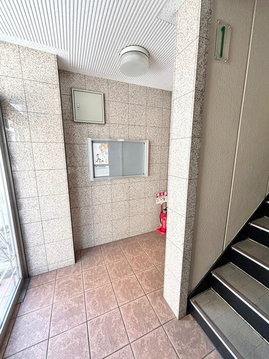 物件外観写真2　(エントランス部分)