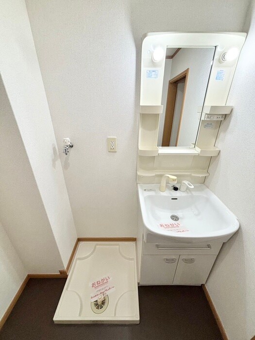 物件内観写真12　(洗濯機置場)