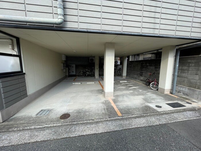 物件外観写真5　(駐車場)