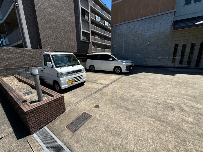 物件外観写真4　(駐車場)