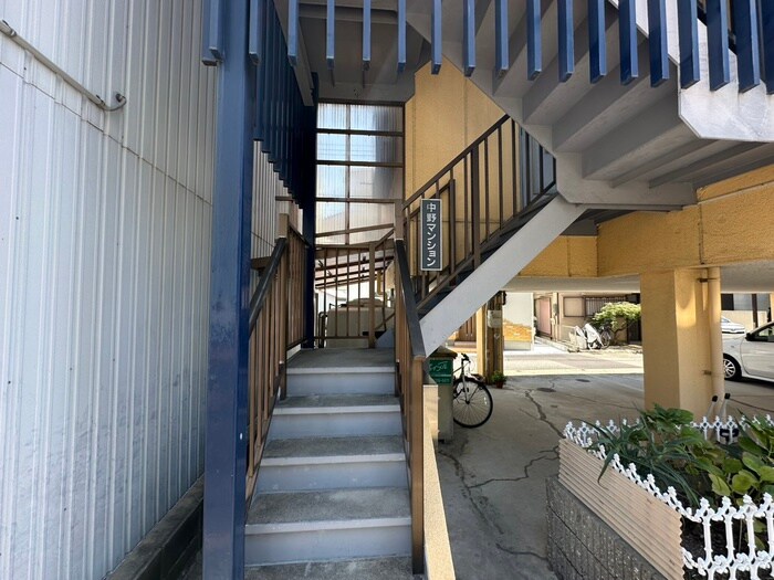 物件外観写真4　(エントランス部分)