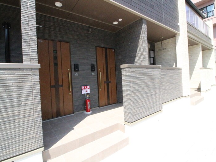 物件外観写真3　(エントランス部分)