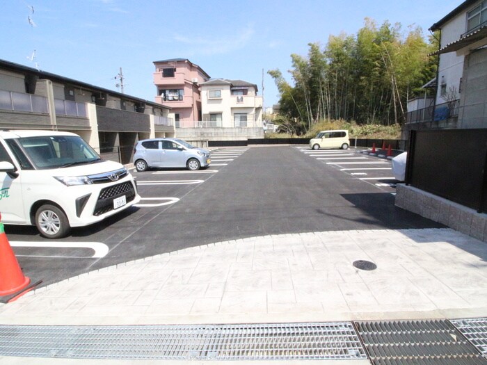 物件外観写真6　(駐車場)