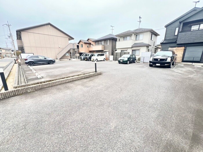 物件外観写真4　(駐車場)