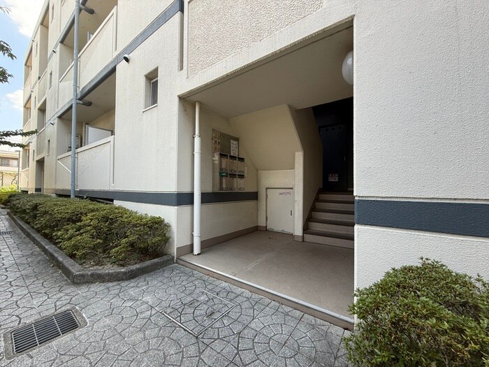 物件外観写真4　(エントランス部分)