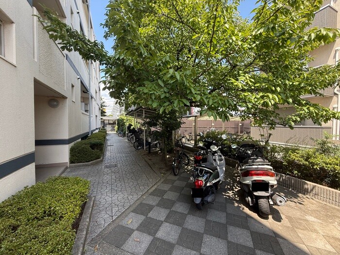 物件外観写真5　(バイク置き場)