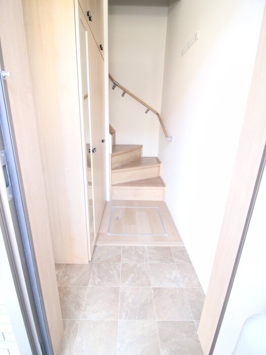 物件内観写真7　(玄関)