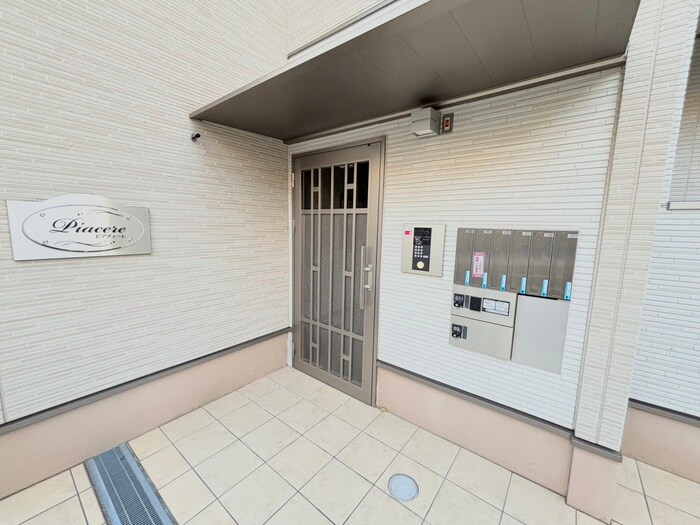 物件外観写真3　(エントランス部分)