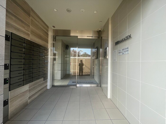 物件外観写真2　(エントランス部分)