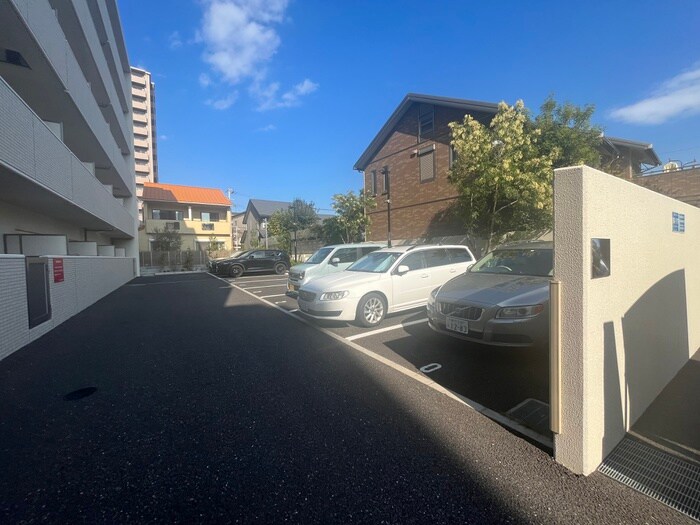 物件外観写真5　(駐車場)