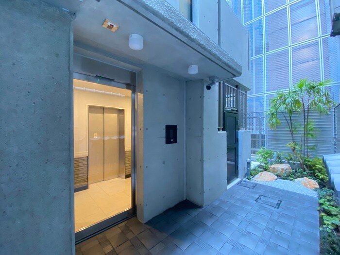 物件外観写真5　(エントランス部分)