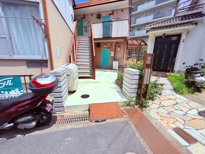 物件外観写真4　(エントランス部分)