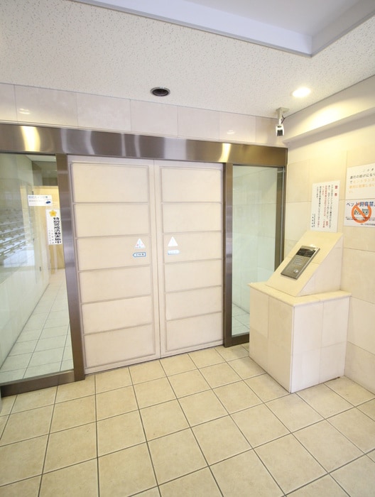 物件外観写真2　(エントランス部分)