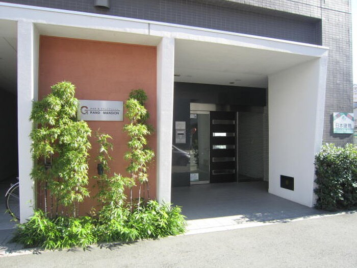 物件外観写真2　(エントランス部分)