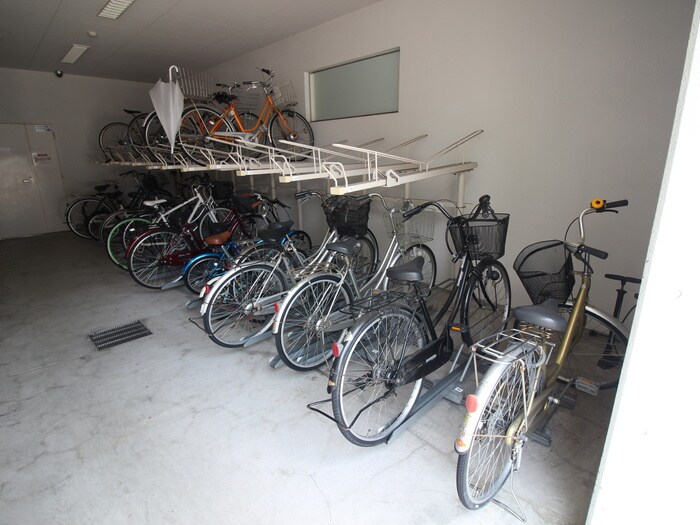 物件外観写真4　(駐輪場)