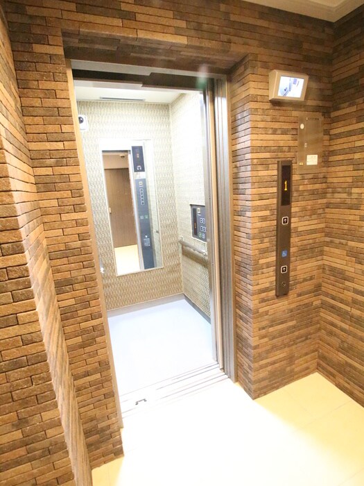 物件外観写真5　(エントランス部分)