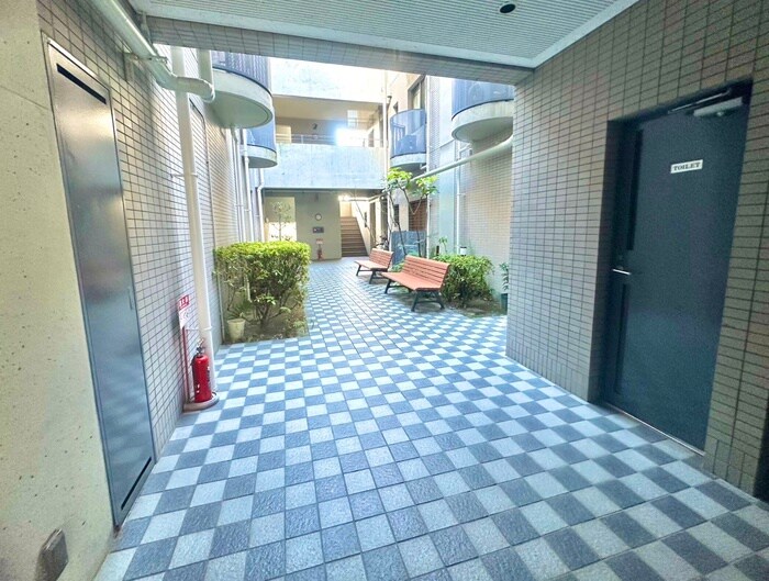 物件外観写真3　(エントランス部分)