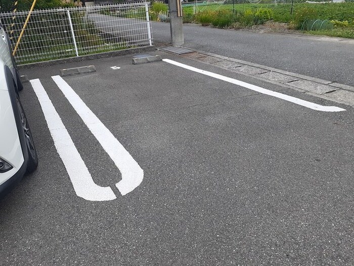 物件外観写真3　(駐車場)