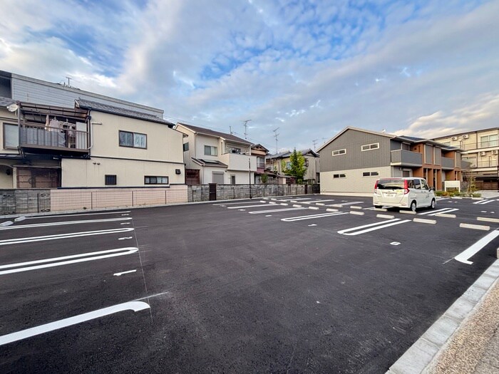 物件外観写真5　(駐車場)