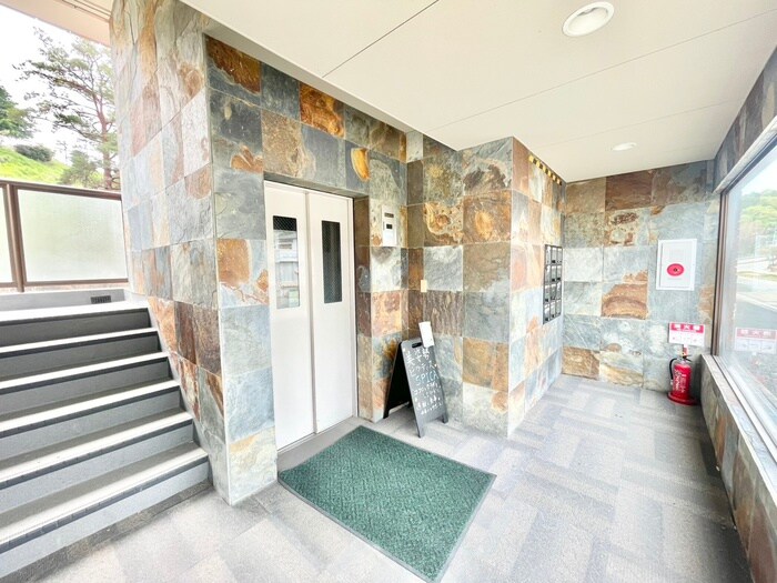 物件外観写真3　(エントランス部分)