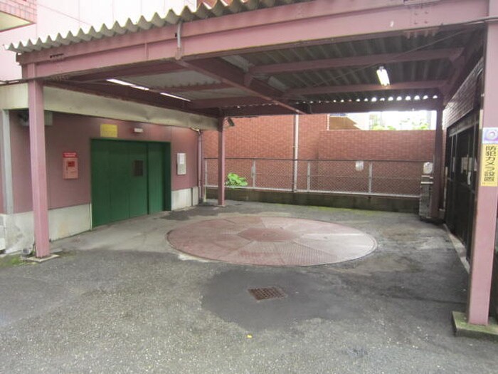 ﾗｲｵﾝｽﾞﾏﾝｼｮﾝ新大阪第３(301)の駐車場