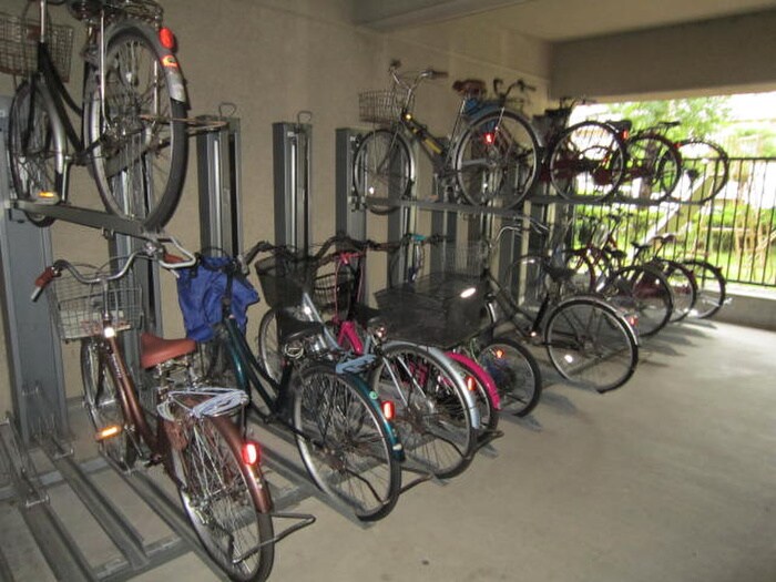 ﾗｲｵﾝｽﾞﾏﾝｼｮﾝ新大阪第３(301)の駐輪場