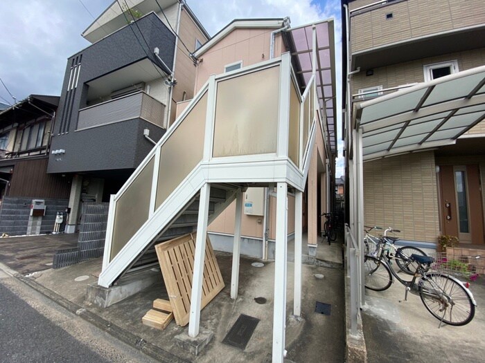 物件外観写真2　(エントランス部分)