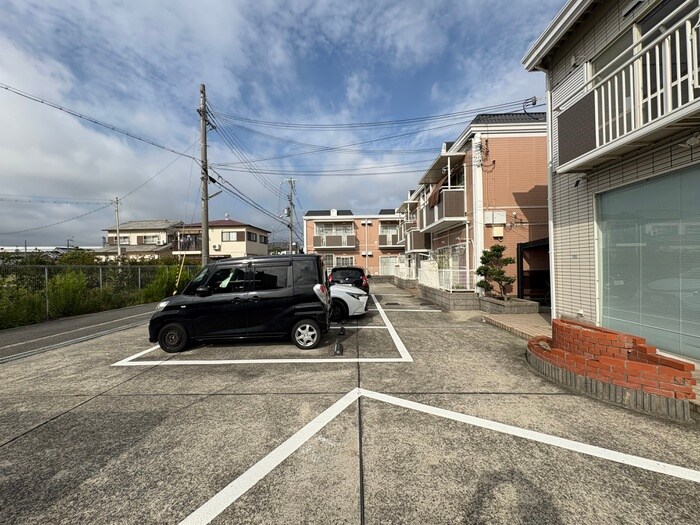 物件外観写真6　(駐車場)