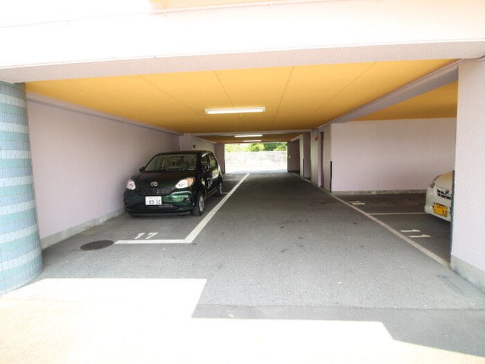 物件外観写真2　(駐車場)