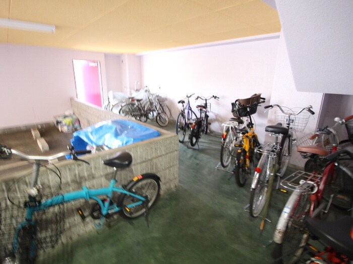 物件外観写真4　(駐輪場)