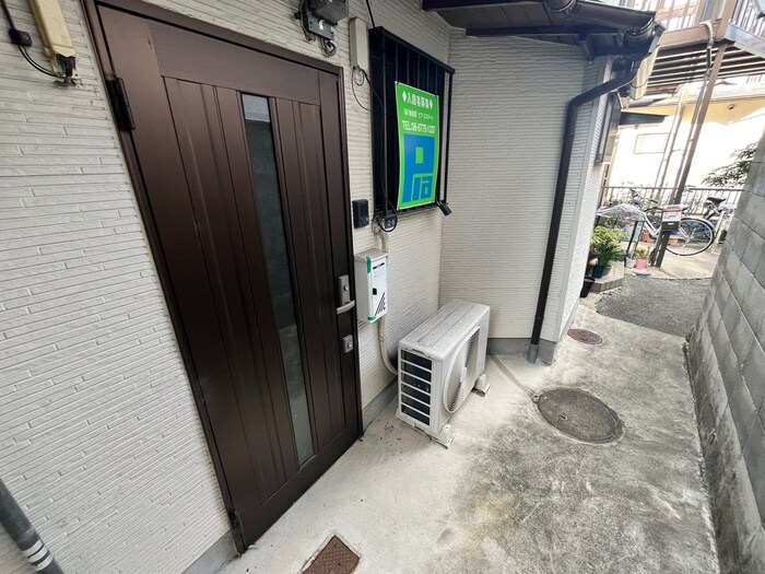 物件外観写真2　(エントランス部分)