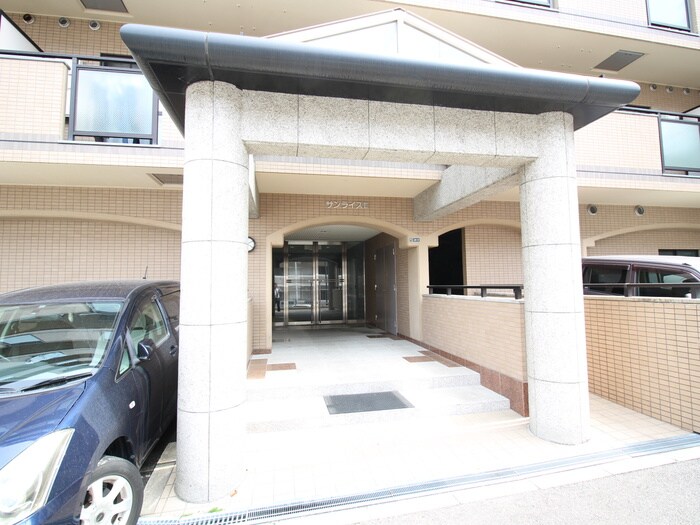 物件外観写真6　(エントランス部分)