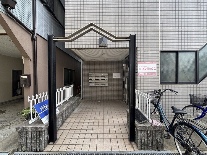 物件外観写真4　(エントランス部分)