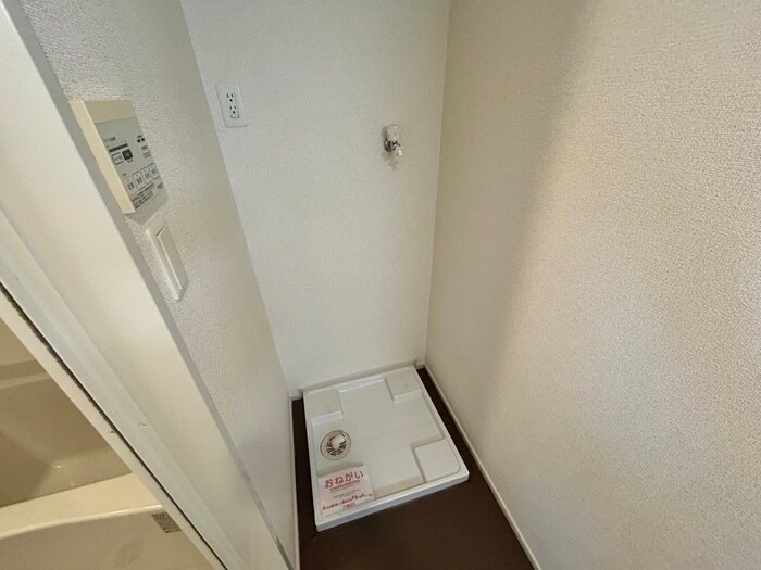 物件内観写真18　(洗濯機置場)