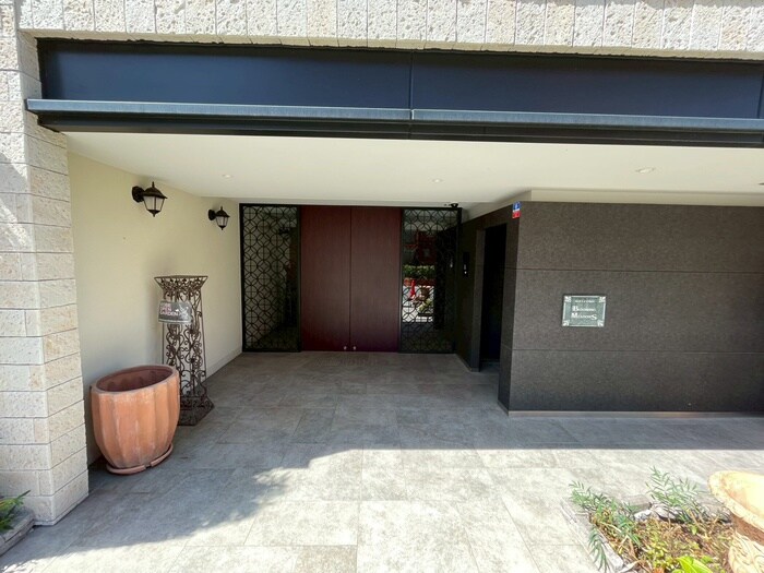 物件外観写真4　(エントランス部分)