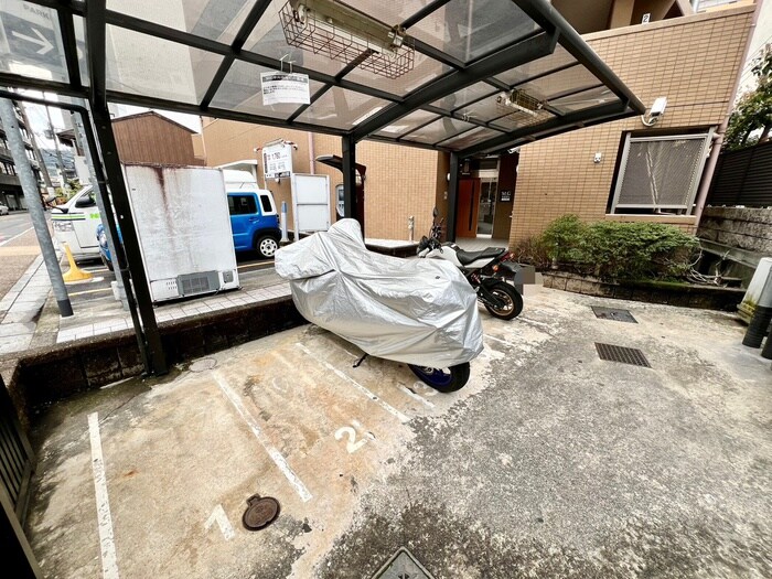 物件外観写真4　(バイク置き場)