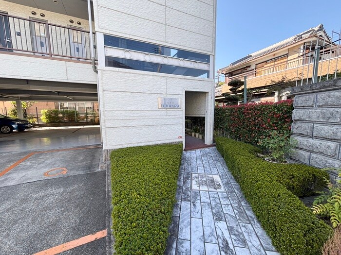 物件外観写真4　(エントランス部分)