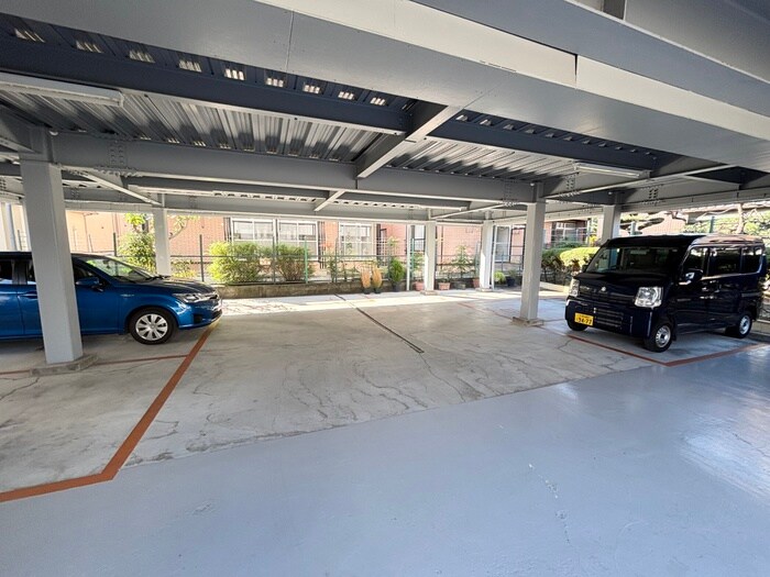 物件外観写真5　(駐車場)